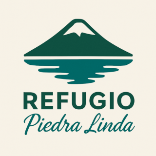 Logo de Refugio Piedra Linda, parcelas con vista al Volcán Osorno y Lago Llanquihue en Puerto Varas, diseño minimalista en verde y azul.