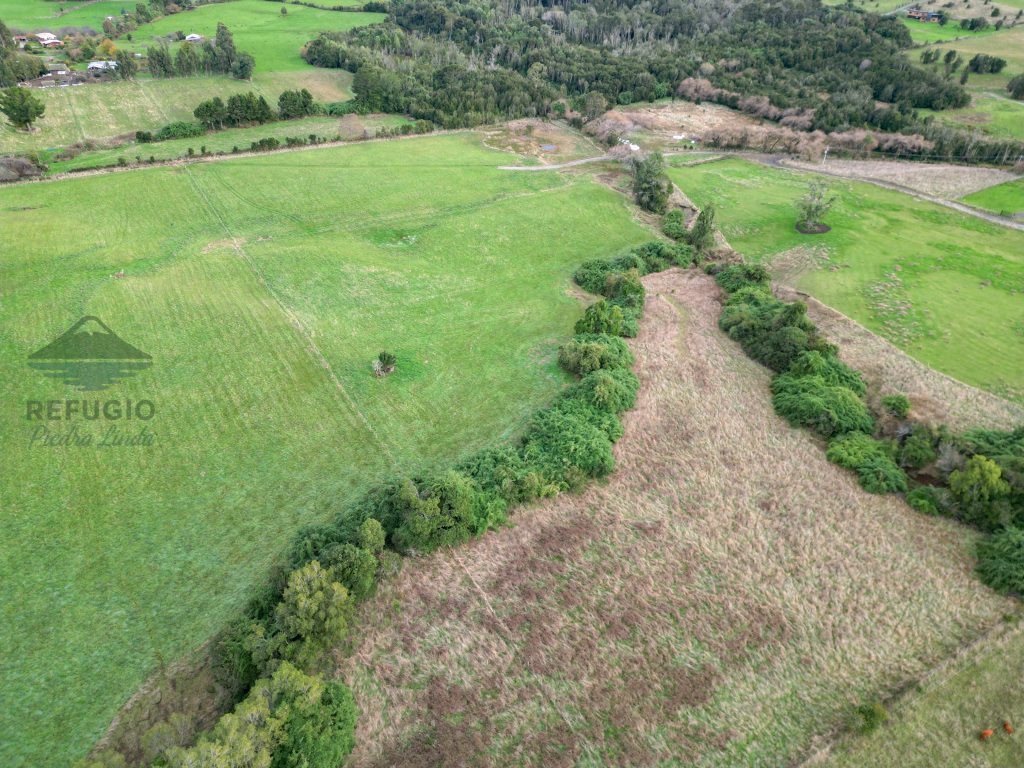 Vista aérea de terreno verde subdividido en parcelas en Refugio Piedra Linda, Puerto Varas